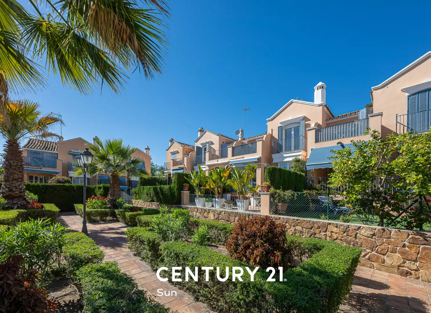 Vista exterior de Casa adosada en venda en Marbella amb Aire condicionat, Calefacció i Jardí privat