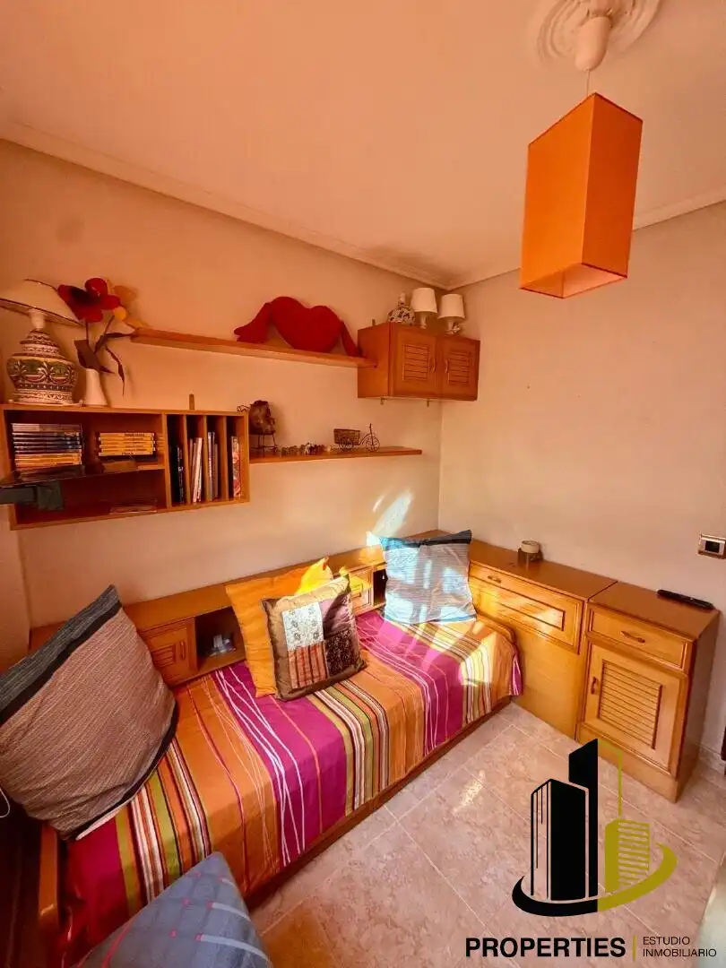 Bedroom of Flat for sale in Ledrada