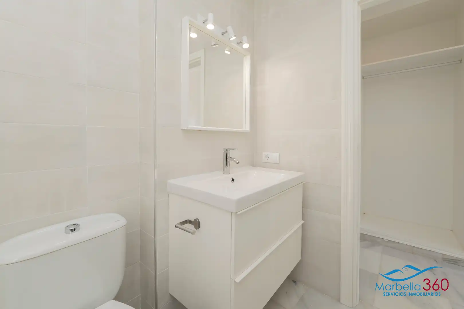 Bany de Casa o xalet en venda en Marbella amb Aire condicionat, Jardí privat i Terrassa