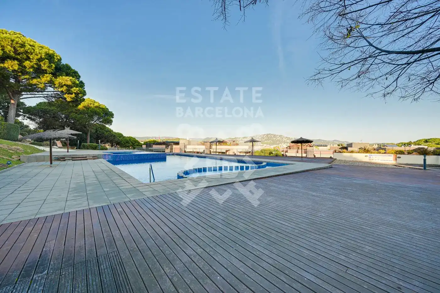 Schwimmbecken von Wohnung zum Verkauf in Lloret de Mar mit Klimaanlage, Heizung und Privatgarten
