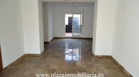 Esta casa nueva a estrenar se encuentra en Lucena, Córdoba, en la zona de la Ronda del Valle. Es una casa que tiene 203 m2 y dispo