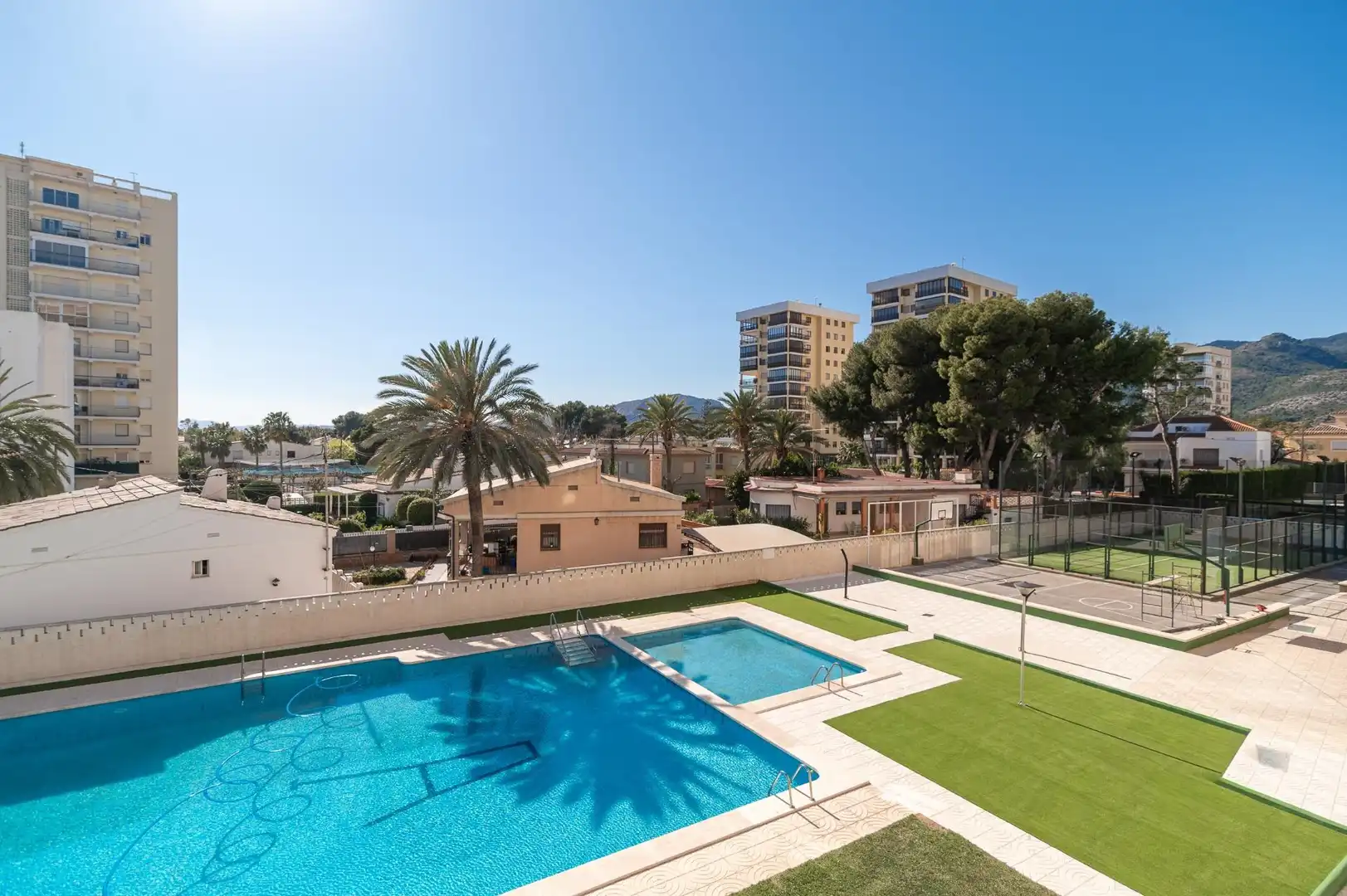 Schwimmbecken von Wohnungen zum Verkauf in Benicasim / Benicàssim mit Klimaanlage, Heizung und Privatgarten