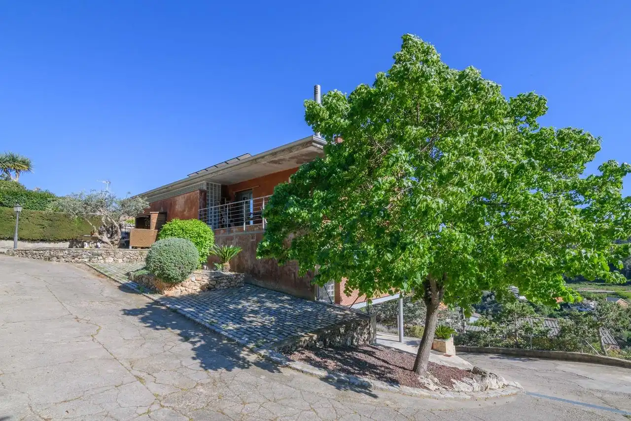 Vista exterior de Casa o chalet en venta en Vallirana con Aire acondicionado y Balcón