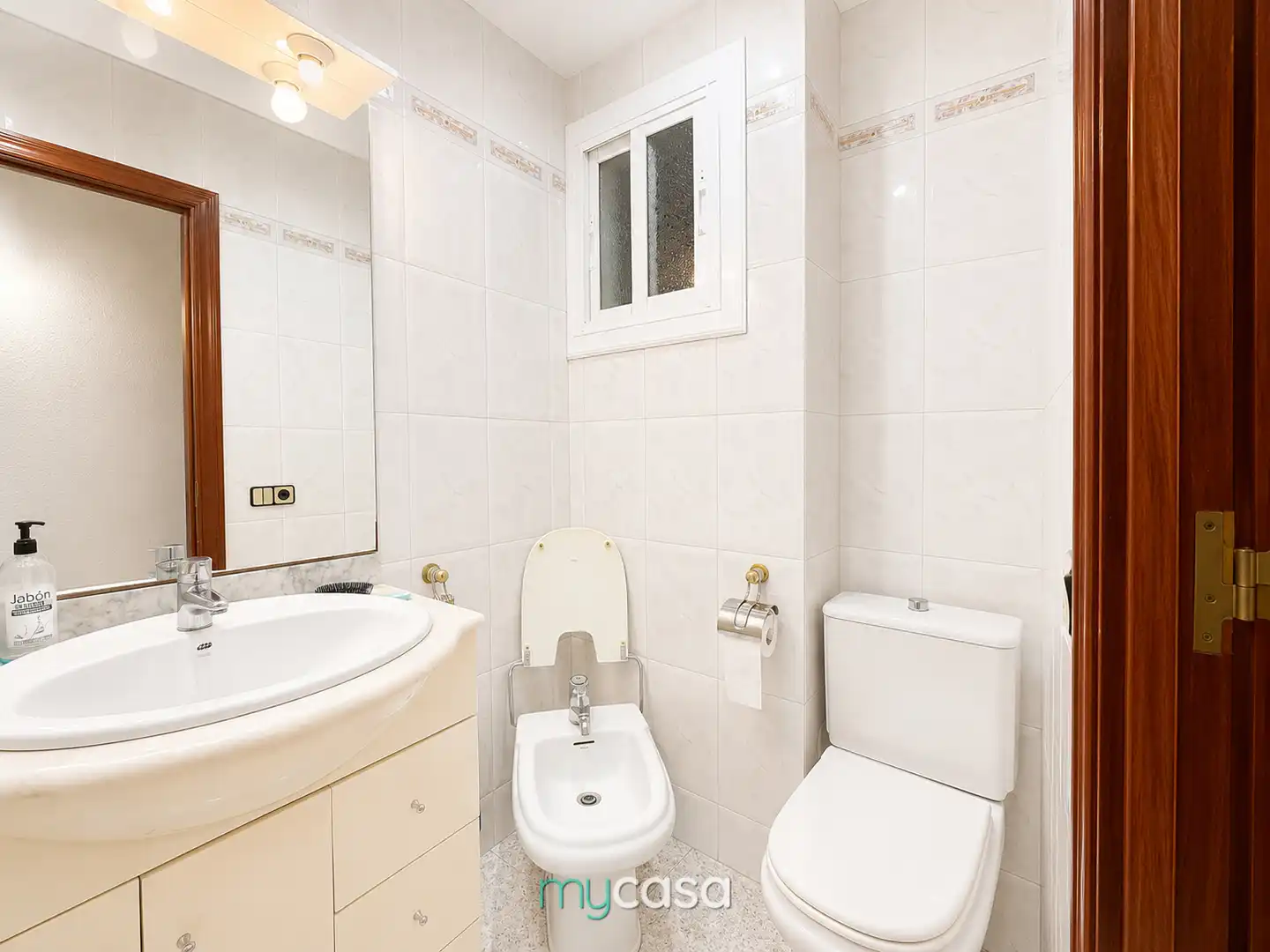 Badezimmer von Wohnung zum Verkauf in Badalona mit Klimaanlage, Terrasse und Abstellraum