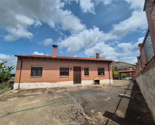 Vista exterior de Casa o xalet en venda en Valbuena de Pisuerga amb Calefacció, Jardí privat i Moblat