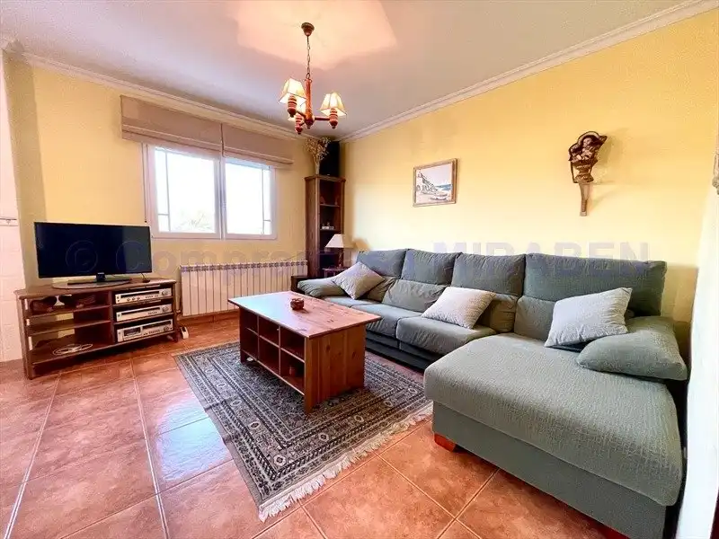 Sala d'estar de Àtic de lloguer en Boiro amb Calefacció, Terrassa i Moblat
