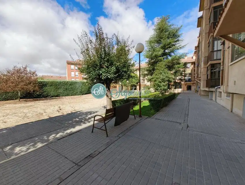 Vista exterior de Piso en venta en Segovia con Calefacción, Terraza y Trastero