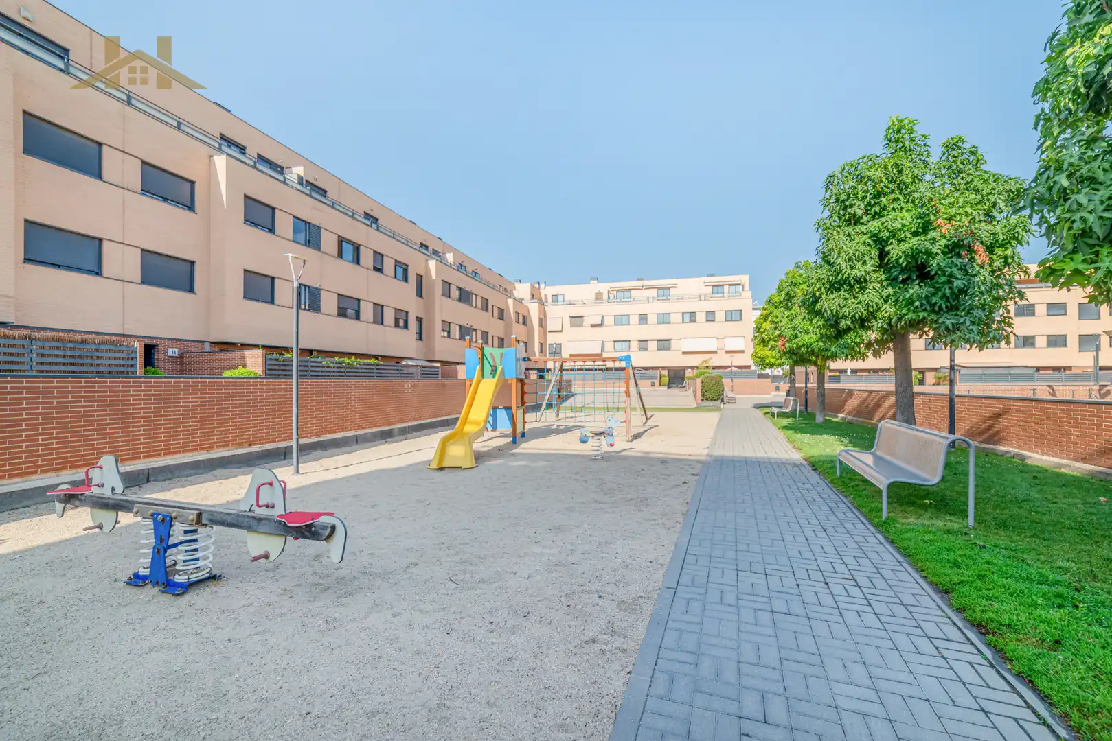 Exterior view of Flat for sale in Pinto  with Air Conditioner, Heating and Terrace
