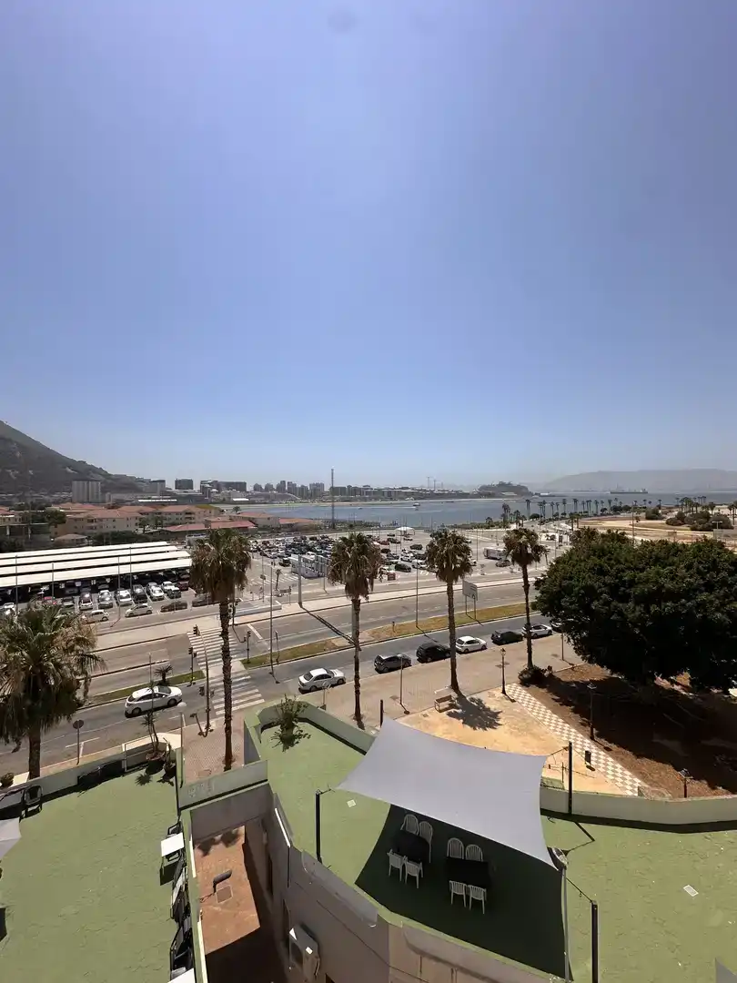 Vista exterior de Piso para compartir en La Línea de la Concepción con Aire acondicionado, Parquet y Piscina