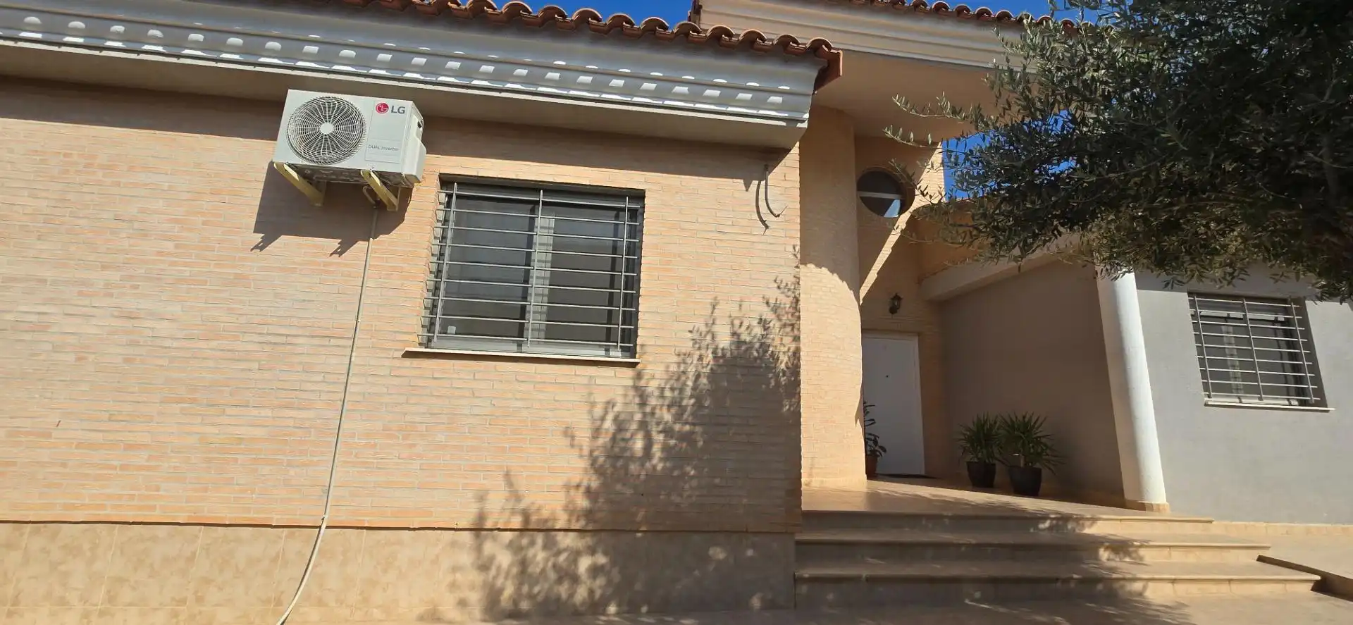 Vista exterior de Casa o xalet en venda en Llíria amb Aire condicionat, Calefacció i Terrassa