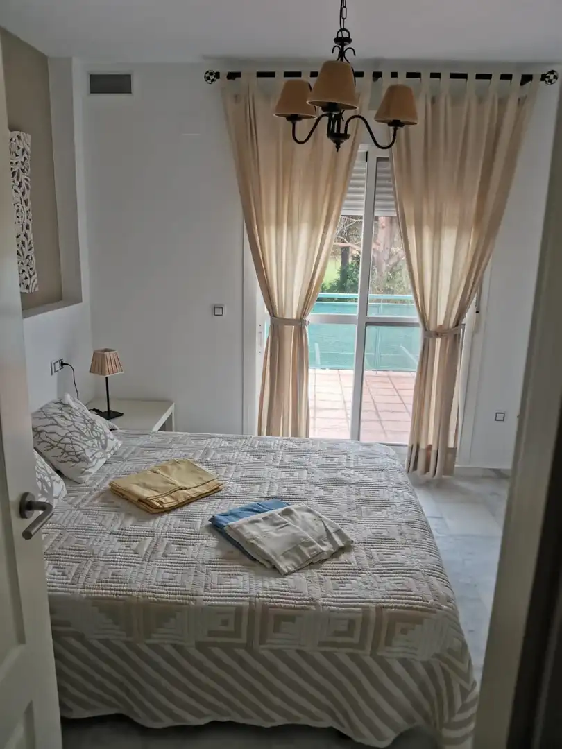 Dormitori de Casa adosada de lloguer en El Portil amb Aire condicionat, Terrassa i Moblat