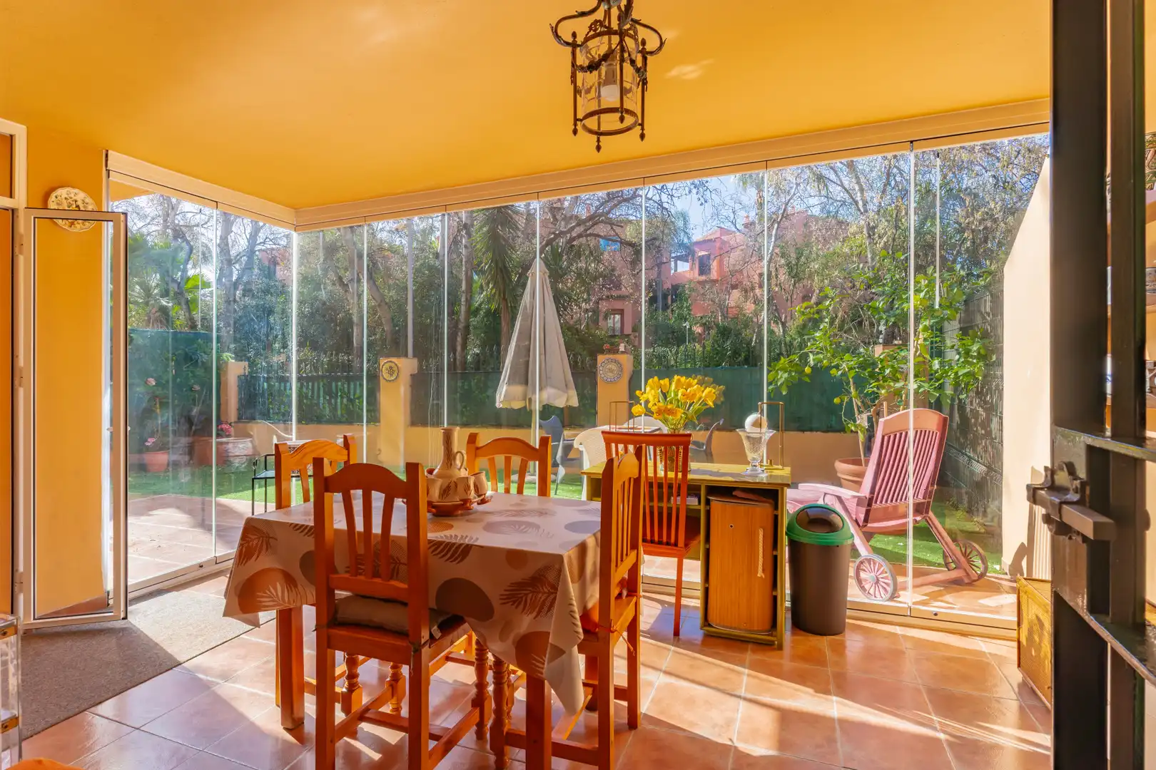 Menjador de Planta baixa en venda en Marbella amb Aire condicionat, Jardí privat i Terrassa