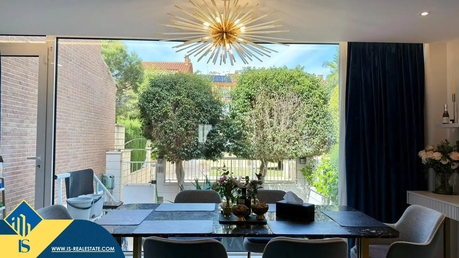 Menjador de Casa o xalet en venda en Alicante / Alacant amb Terrassa, Moblat i Piscina comunitària