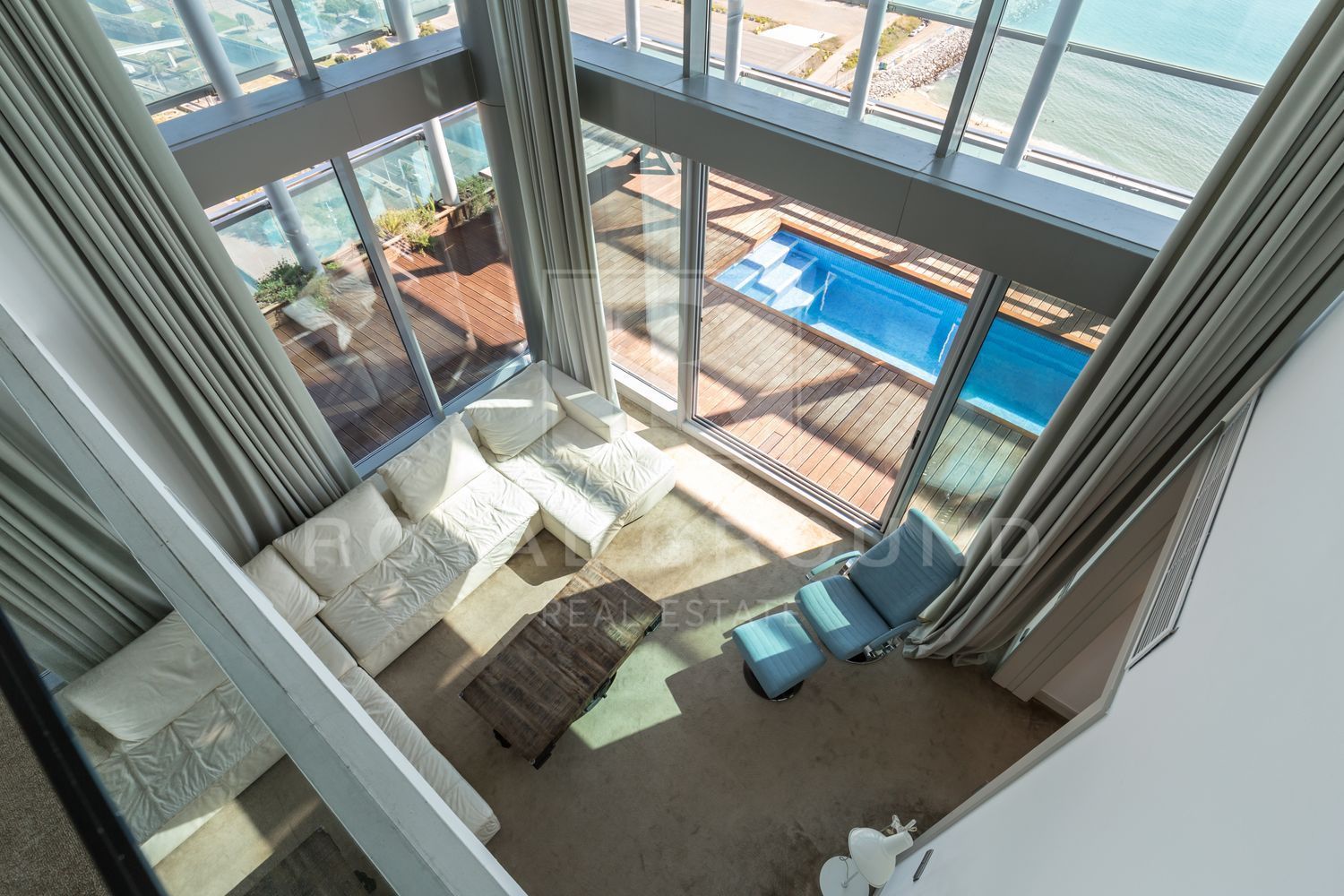 Sala d'estar de Àtic de lloguer en  Barcelona Capital amb Aire condicionat, Jardí privat i Terrassa