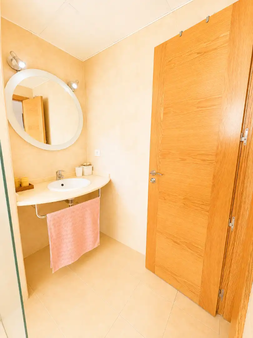 Bathroom of Flat for sale in Sevilla  with Air Conditioner and Community pool