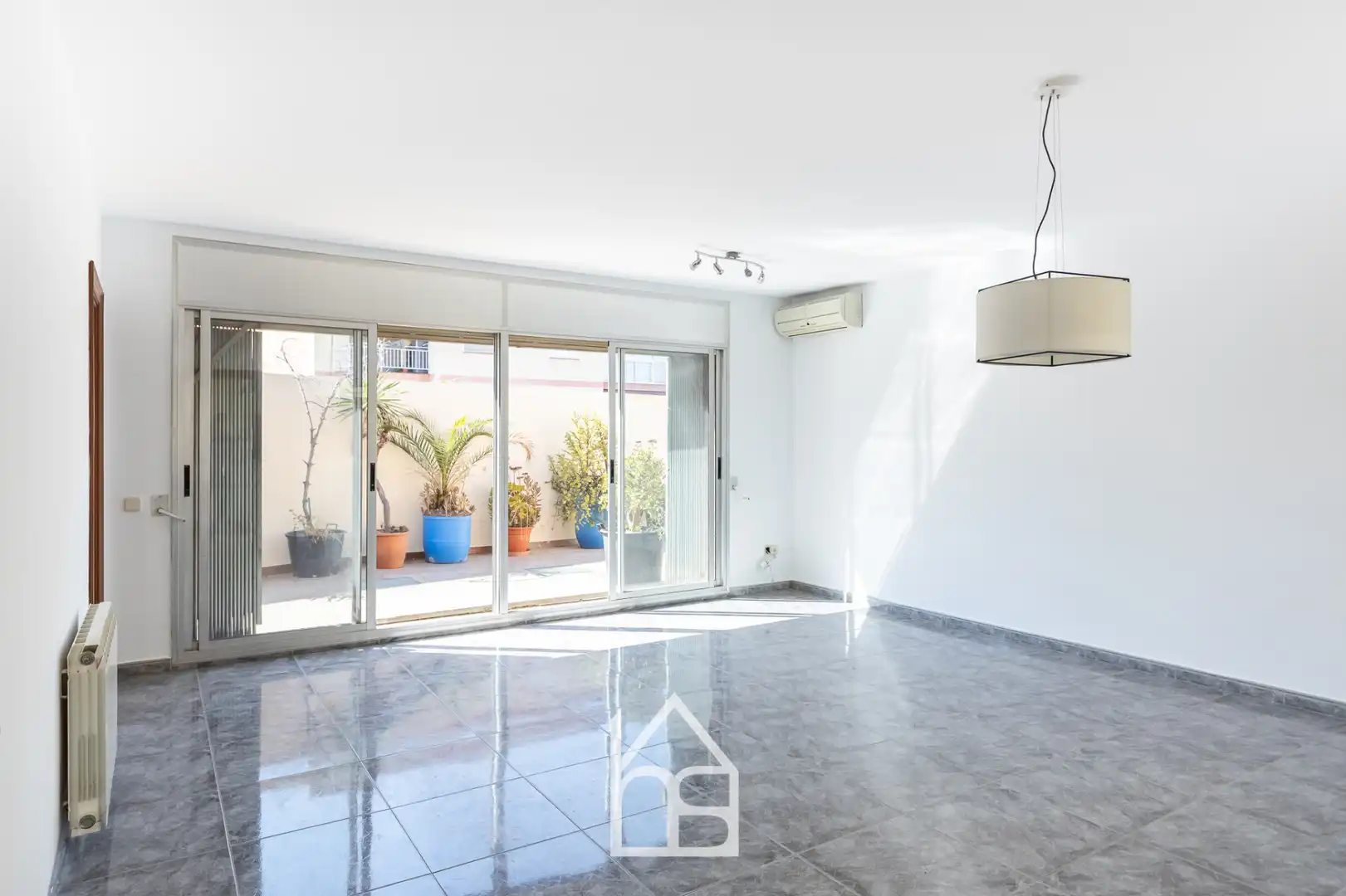 Vista exterior de Casa adosada en venda en Cornellà de Llobregat amb Aire condicionat, Calefacció i Terrassa