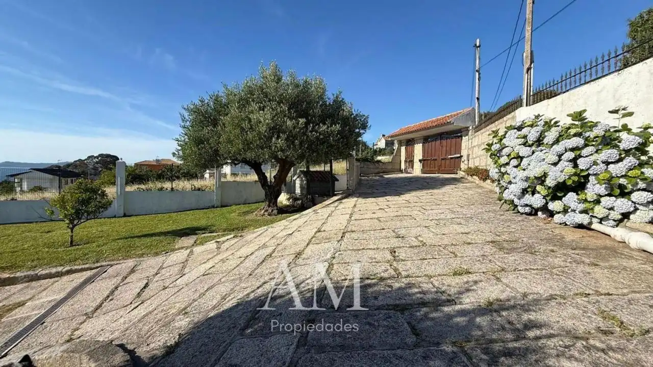 Vista exterior de Casa o xalet en venda en Vigo  amb Calefacció, Jardí privat i Terrassa