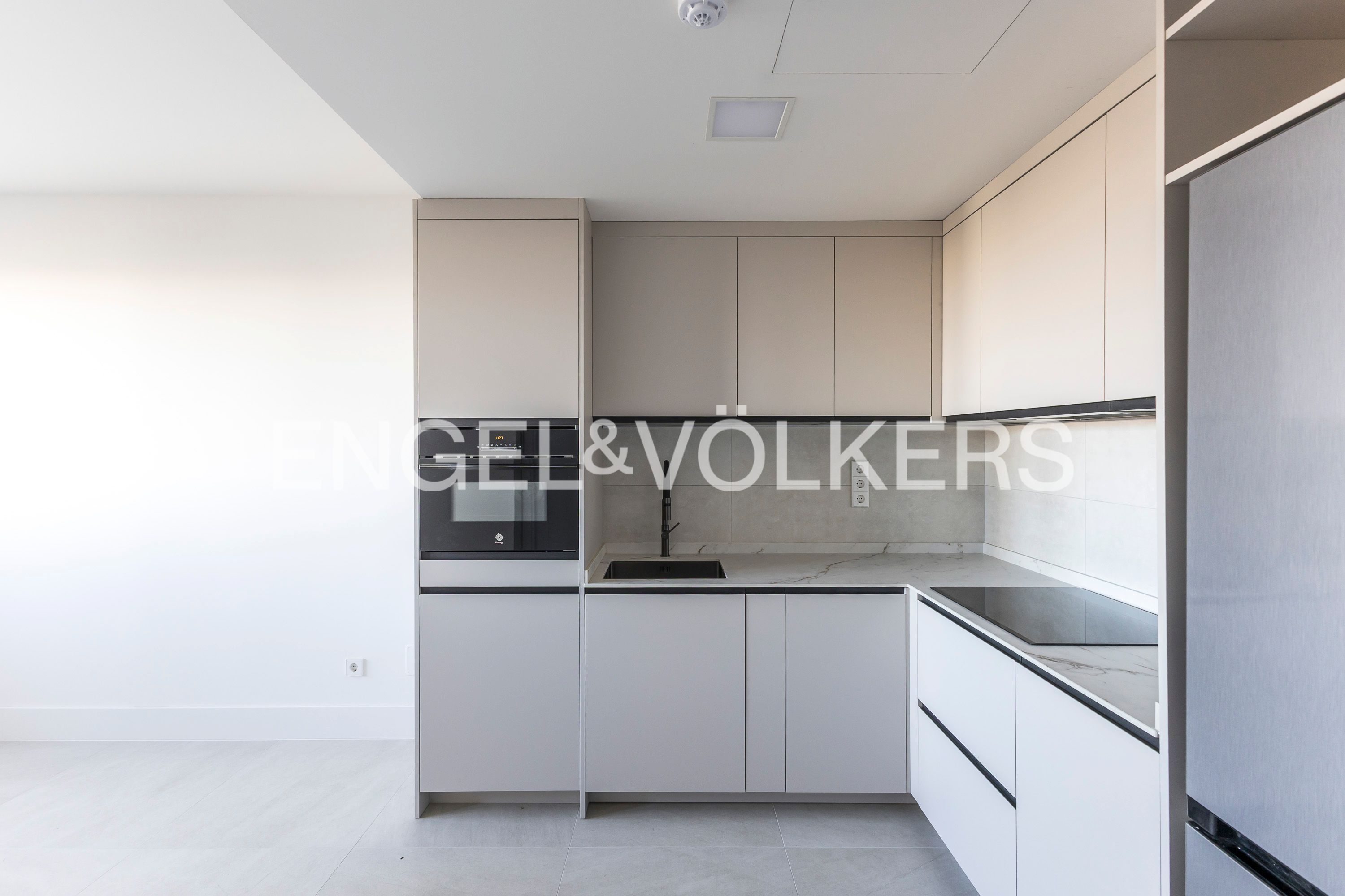 Cocina de Apartamento de alquiler en  Madrid Capital con Aire acondicionado, Calefacción y Trastero
