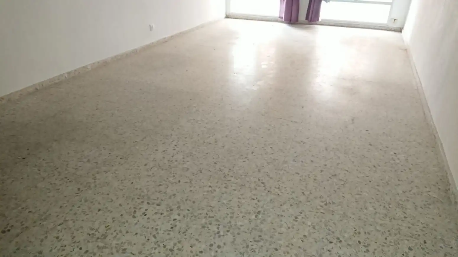 Oficina en zona Oeste. Próximo al parque del Cubo. Situada en entreplanta. Exterior con grandes ventanales. Divida por mamparas en, imatge 2