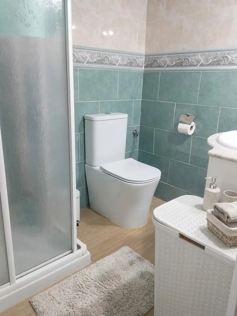 Baño de Piso en venta en San Juan de Aznalfarache con Aire acondicionado