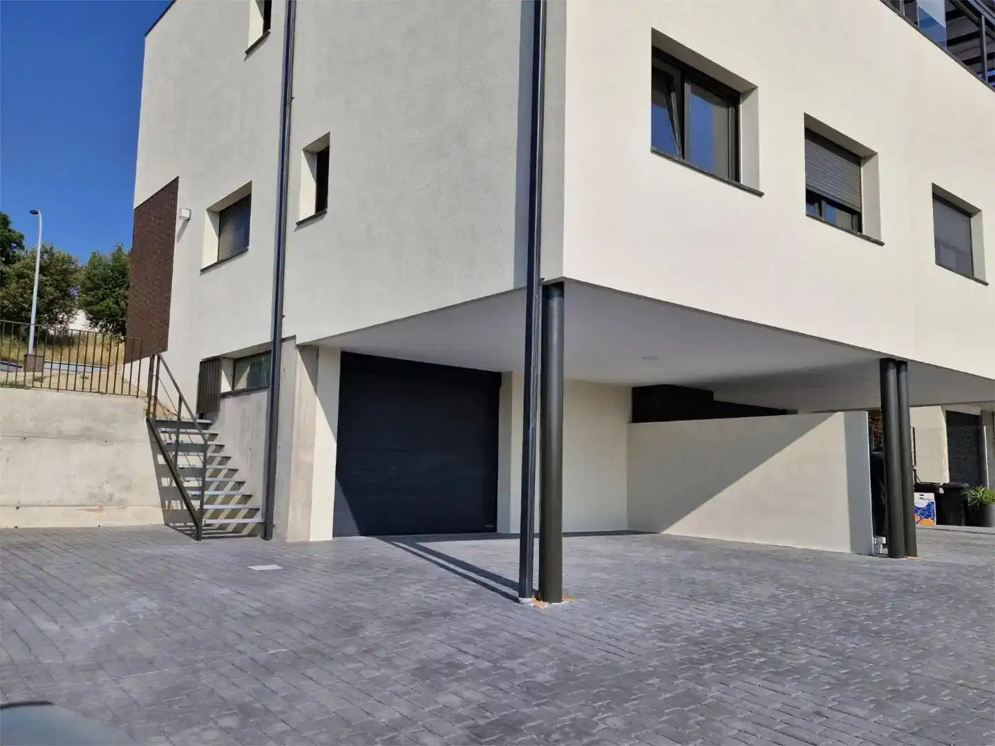 Vista exterior de Casa adosada en venda en Llinars del Vallès amb Aire condicionat