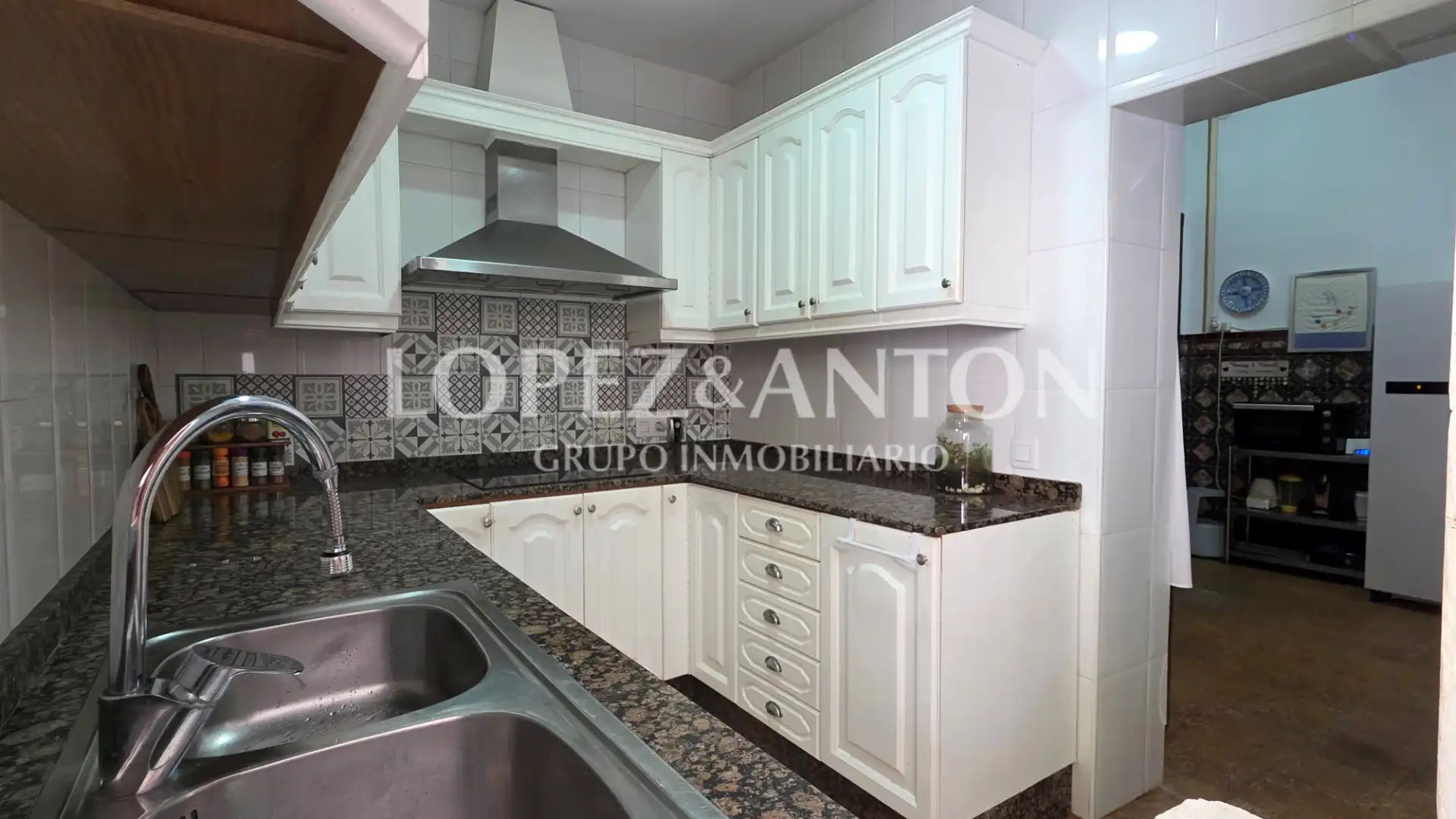 Kitchen of Detached homes for sale in La Pobla de Vallbona  with Air Conditioner, Terrace and Swimming Pool