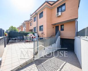 Exterior view of Single-family semi-detached for sale in Parla  with Air Conditioner, Terrace and Balcony