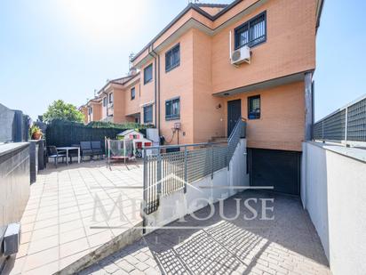 Exterior view of Single-family semi-detached for sale in Parla  with Air Conditioner, Terrace and Balcony