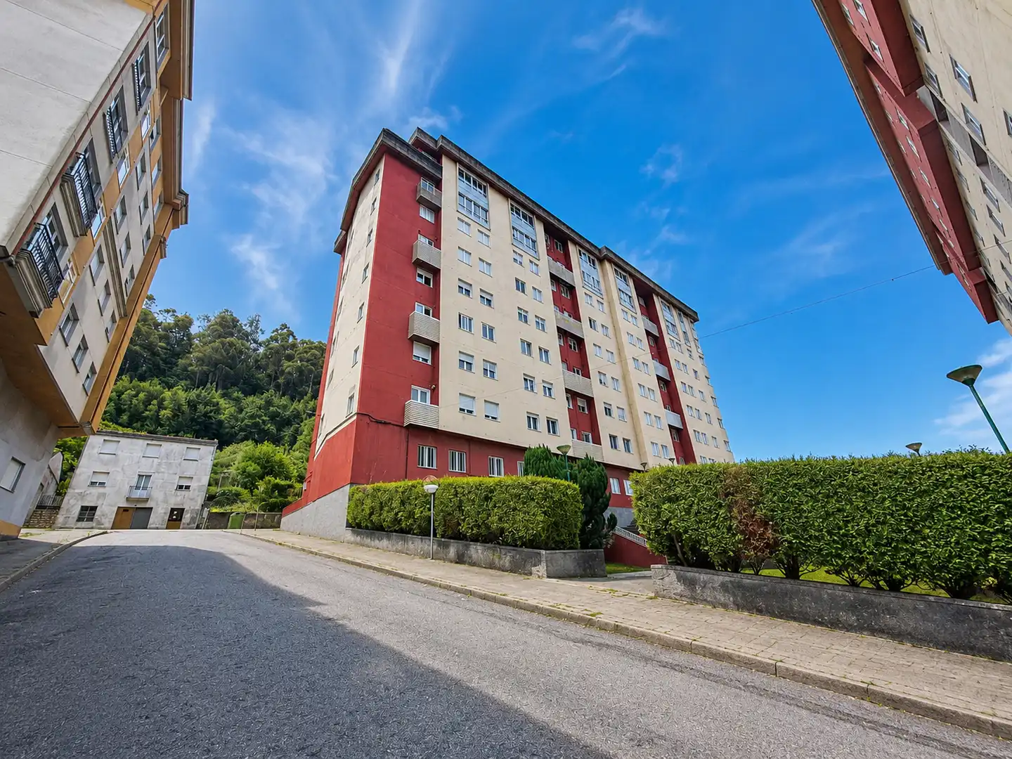 Vista exterior de Ático en venta en Viveiro con Calefacción, Terraza y Trastero