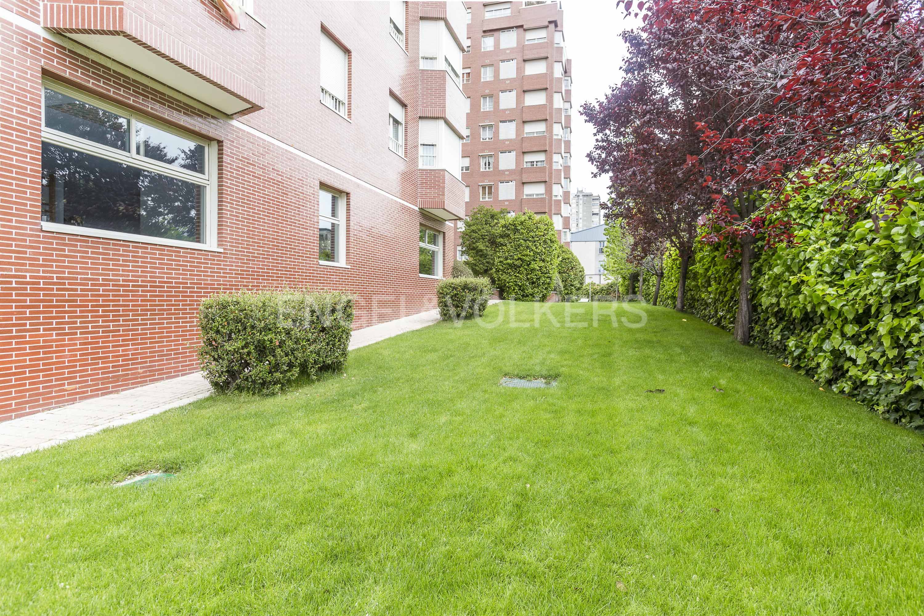 Vista exterior de Apartament de lloguer en  Madrid Capital amb Aire condicionat, Calefacció i Piscina