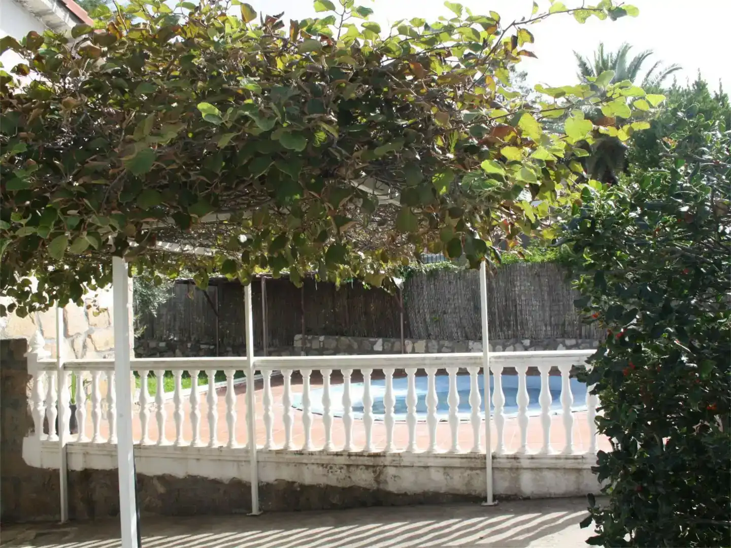 Piscina de Casa o xalet en venda en La Adrada  amb Aire condicionat, Piscina i Balcó