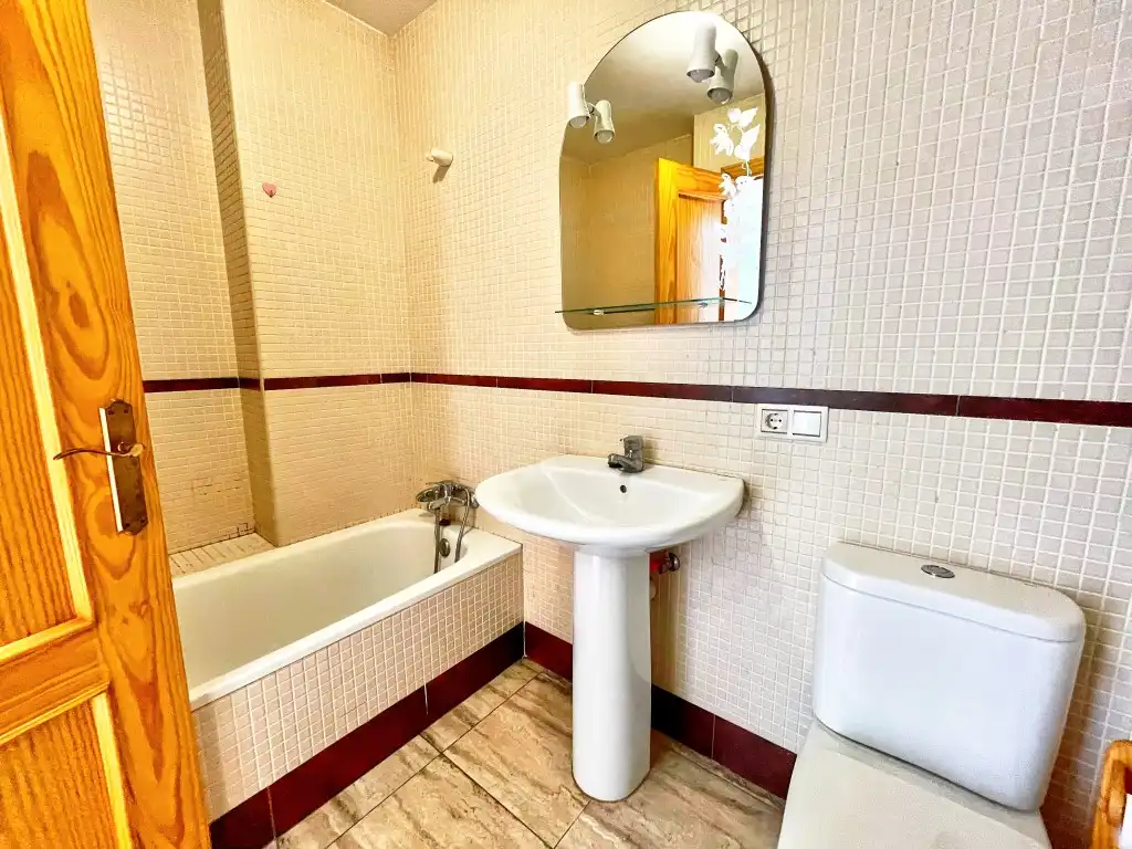 Badezimmer von Einfamilien-Reihenhaus zum Verkauf in Vélez-Málaga mit Klimaanlage, Terrasse und Abstellraum