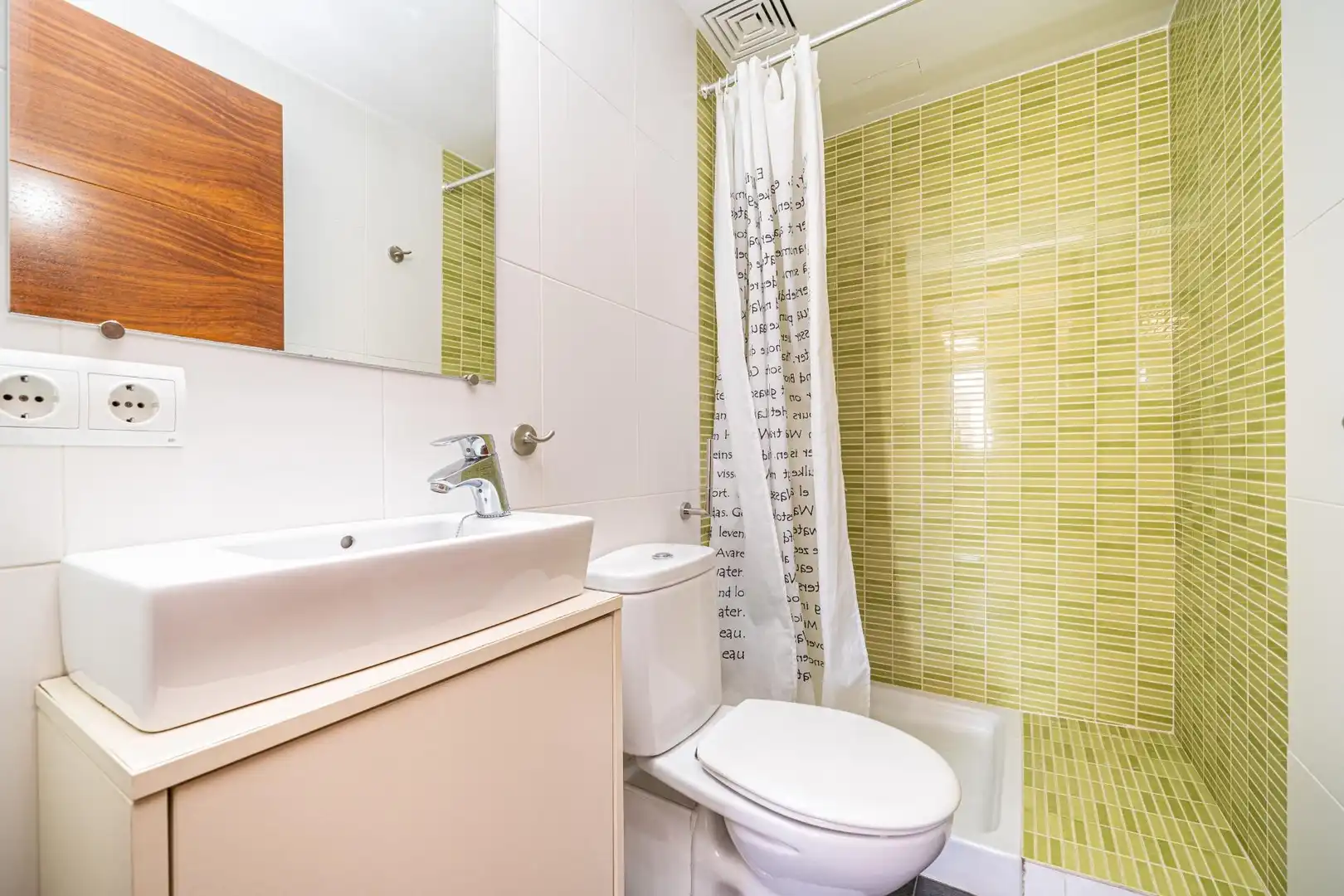 Bathroom of Flat for sale in Llucmajor  with Air Conditioner and Storage room