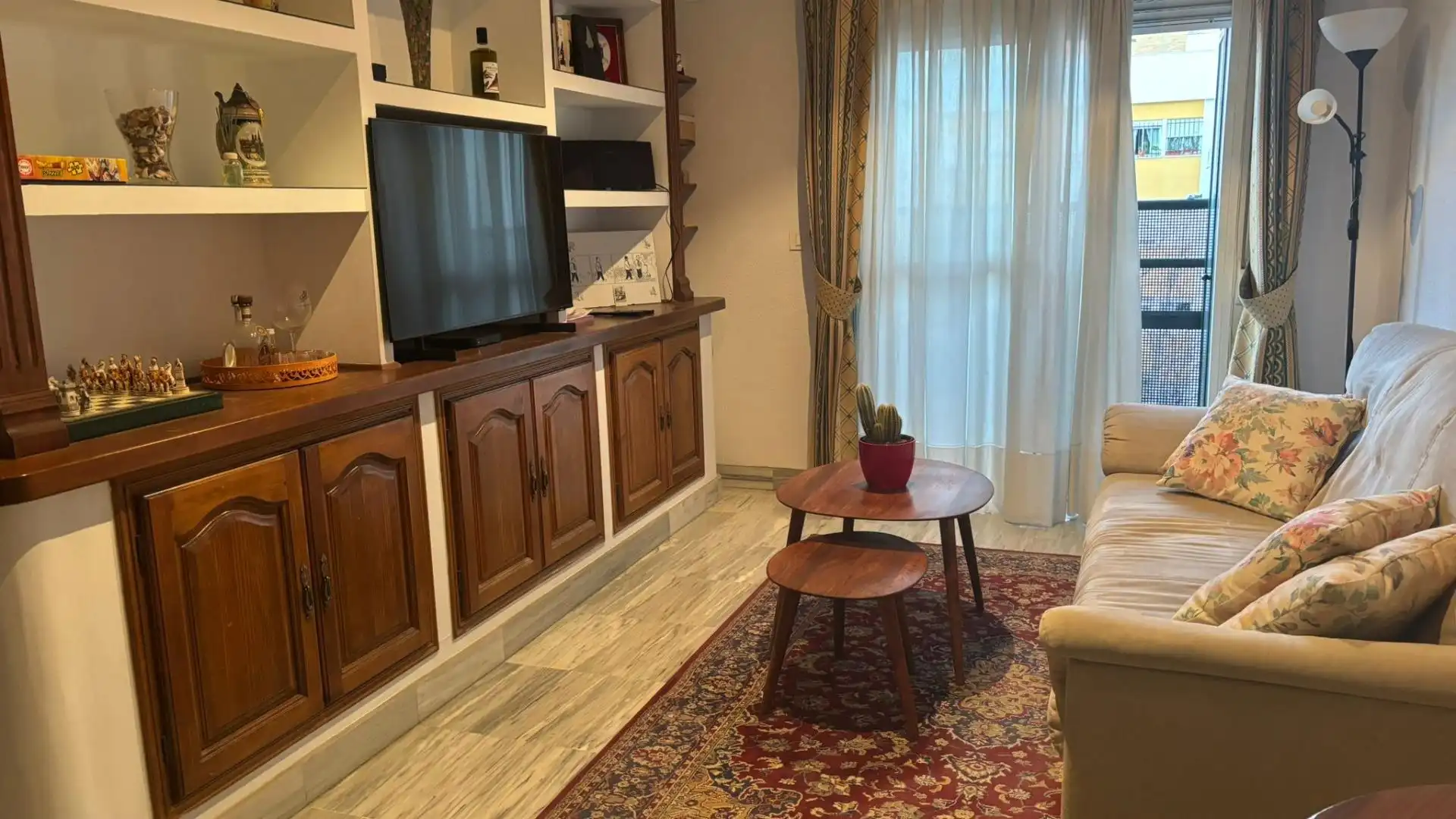 Living room of Flat for rent in  Sevilla Capital  with Air Conditioner, Terrace and Furnished