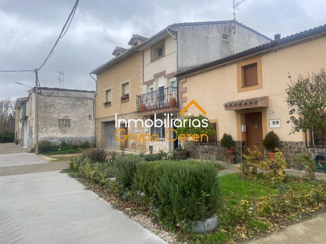 Vista exterior de Casa adosada en venda en Herramélluri amb Calefacció, Moblat i Balcó