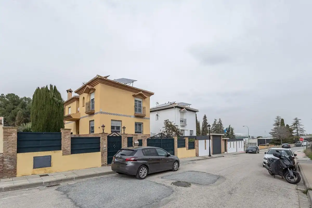 Vista exterior de Casa adosada en venda en Alhendín amb Jardí privat i Piscina