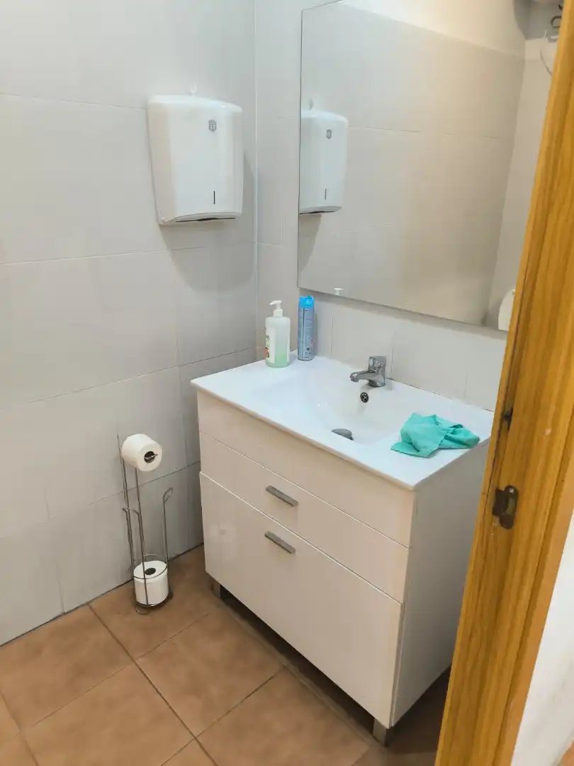 Baño de Local en venta en Madrid con Amueblado