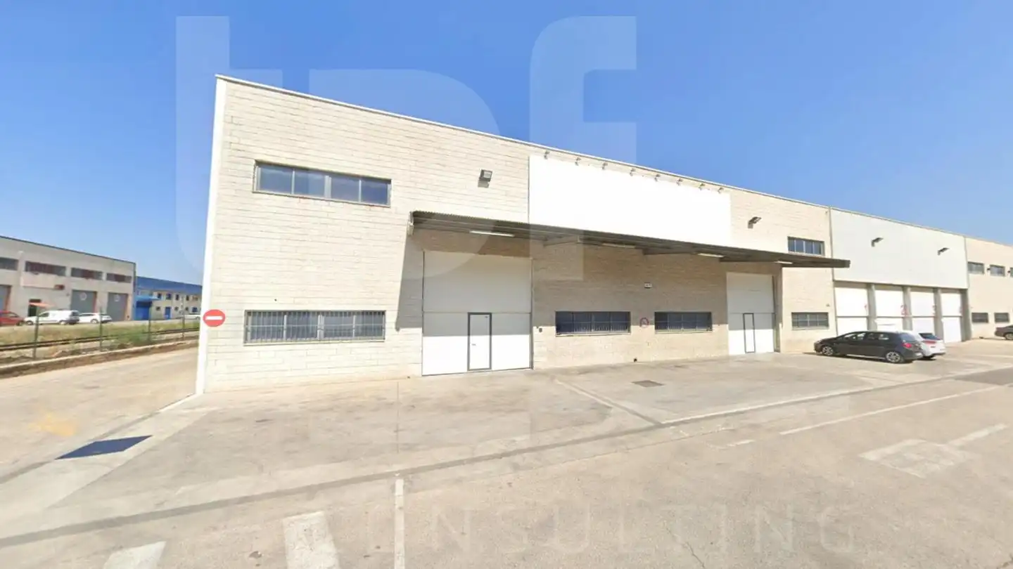 Industrial building to rent in A