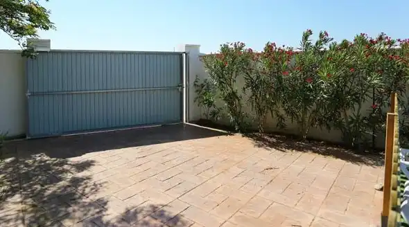 Außenansicht von Einfamilien-Reihenhaus zur Miete in Conil de la Frontera mit Klimaanlage, Privatgarten und Schwimmbad
