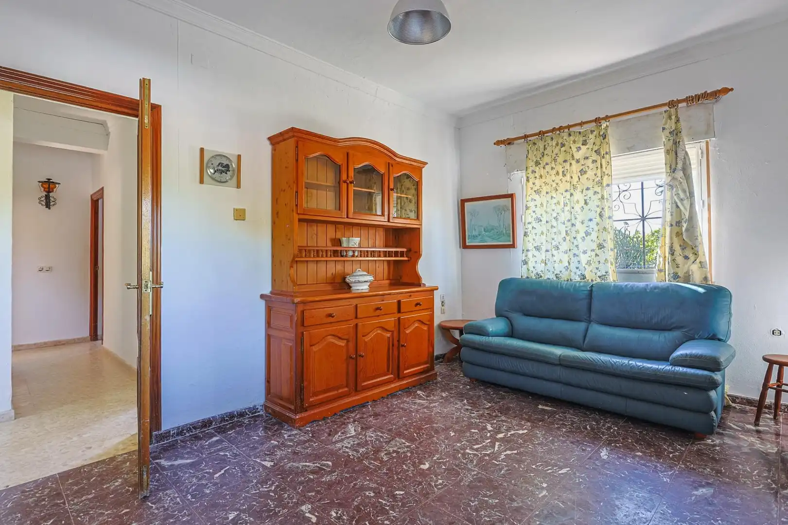 Sala d'estar de Casa o xalet en venda en Sanlúcar la Mayor amb Aire condicionat i Piscina