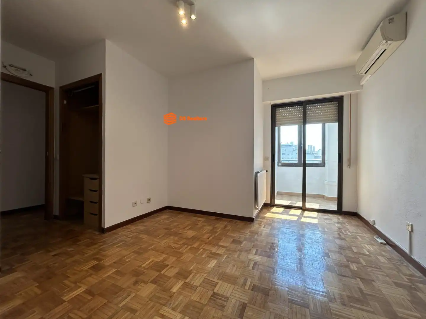Bedroom of Flat for rent in Madrid  with Heating, Terrace and Storage room