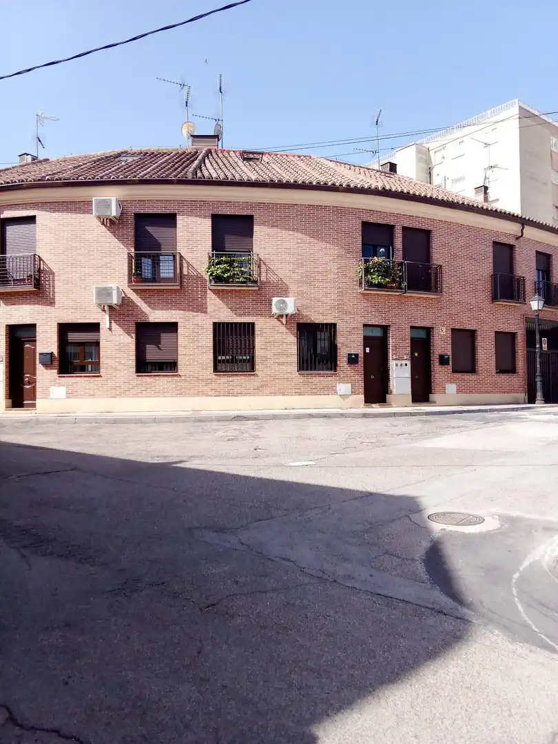 Vista exterior de Casa adosada en venda en Aldea del Fresno amb Calefacció, Traster i Balcó