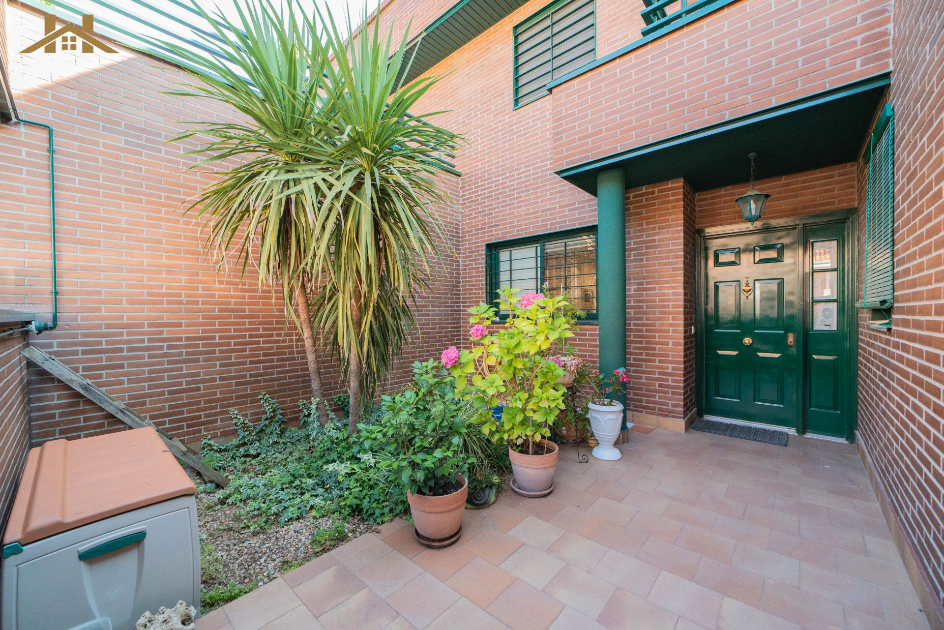 Exterior view of Single-family semi-detached for sale in Villaviciosa de Odón  with Air Conditioner, Heating and Private garden