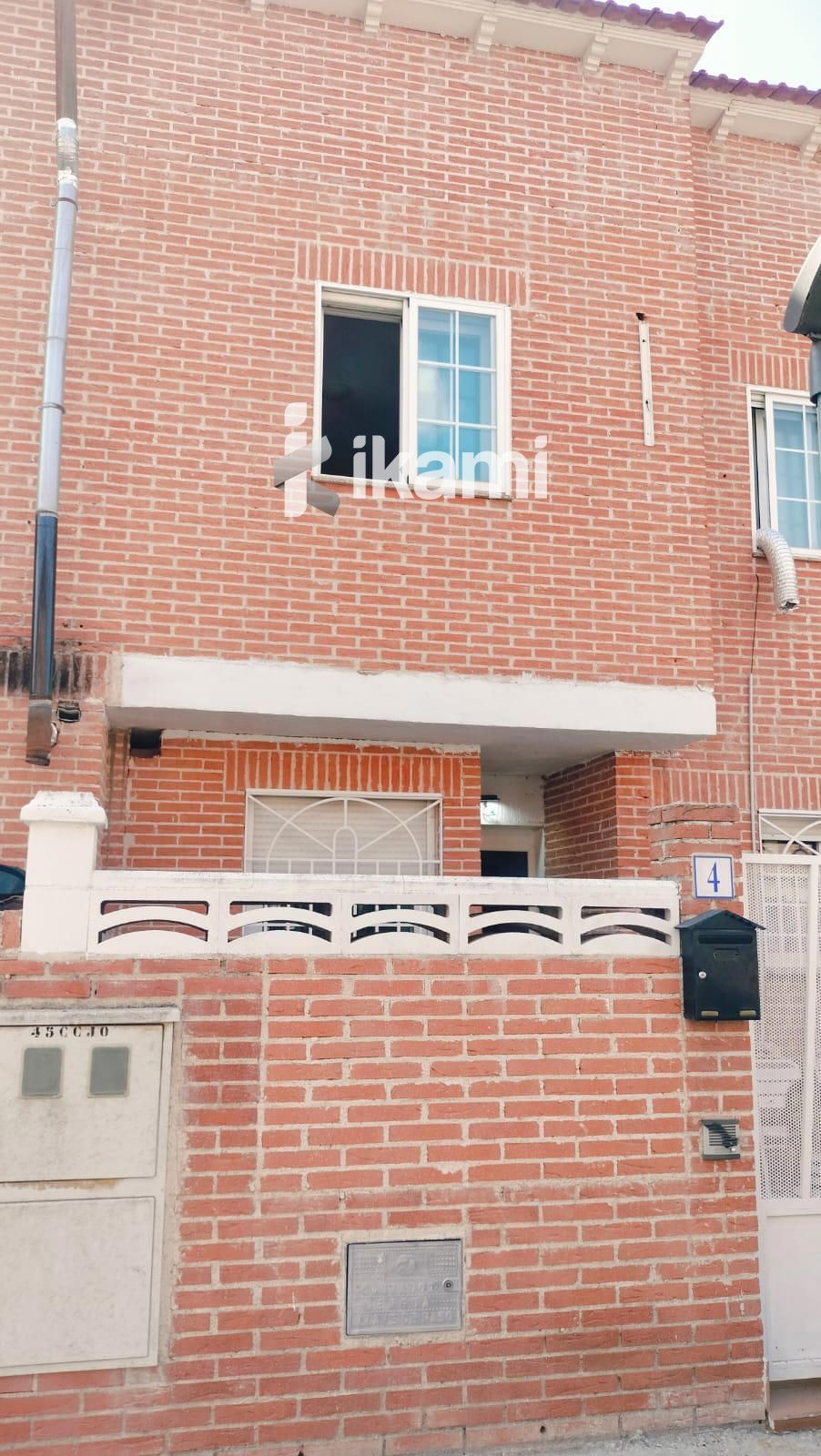 Vista exterior de Casa adosada en venda en Chozas de Canales amb Jardí privat i Terrassa