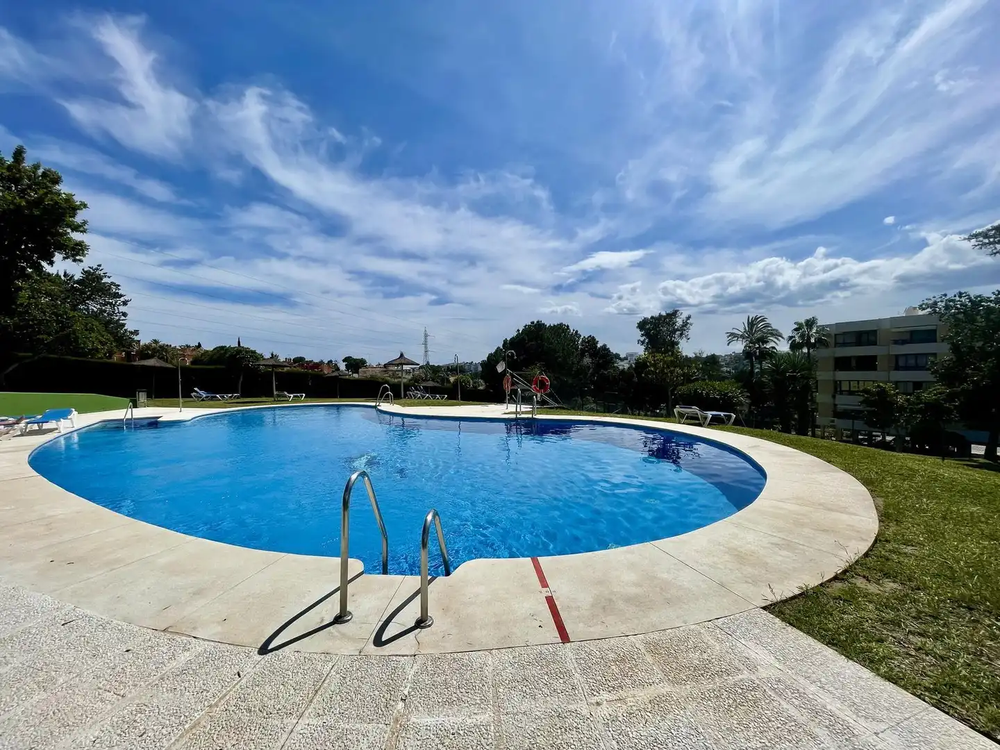 Piscina de Estudio en venta en Marbella con Amueblado