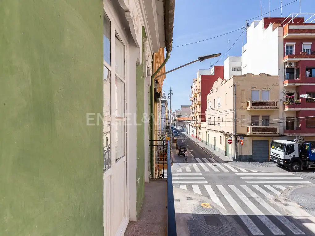 Außenansicht von Wohnung zur Miete in Valencia mit Klimaanlage, Heizung und Parkett