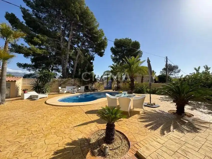 Vista exterior de Casa o xalet en venda en La Nucia amb Aire condicionat, Calefacció i Jardí privat