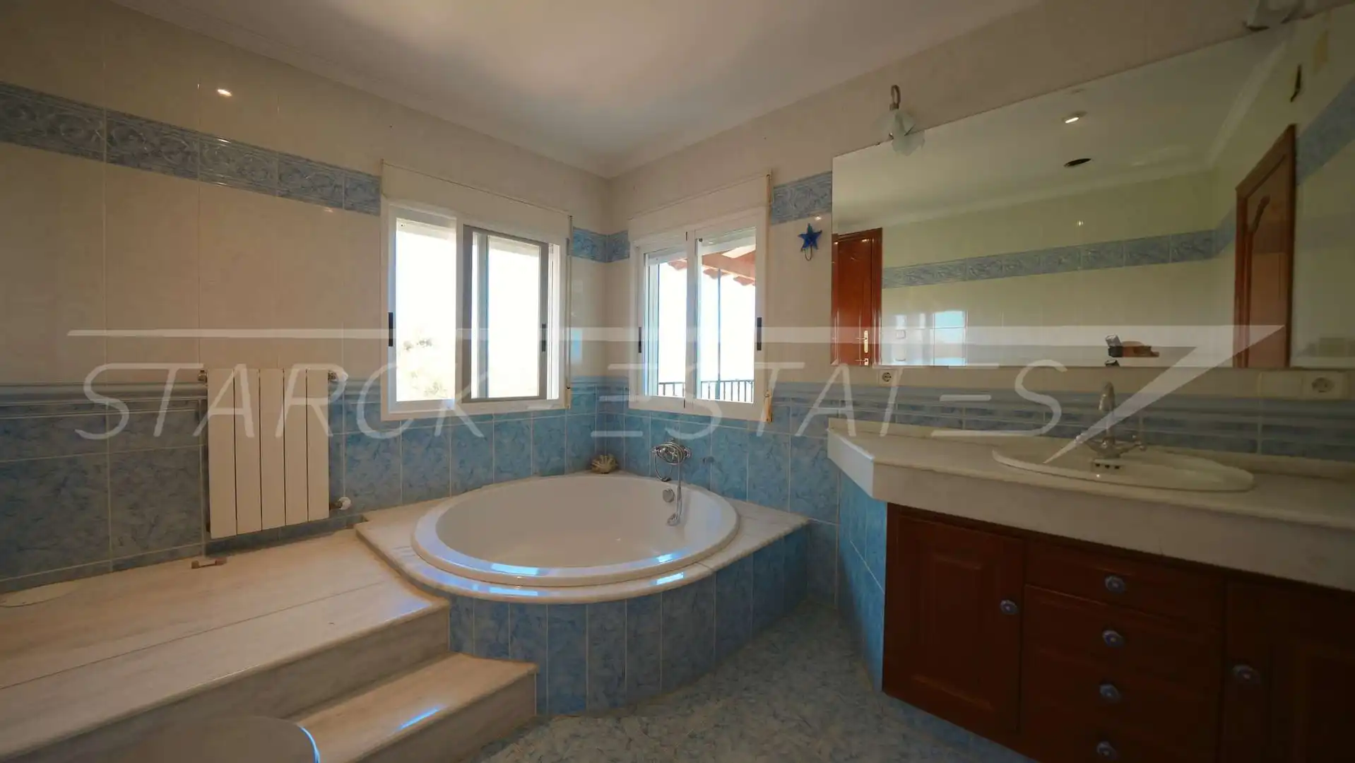 Bany de Casa o xalet en venda en Oliva amb Aire condicionat, Jardí privat i Piscina