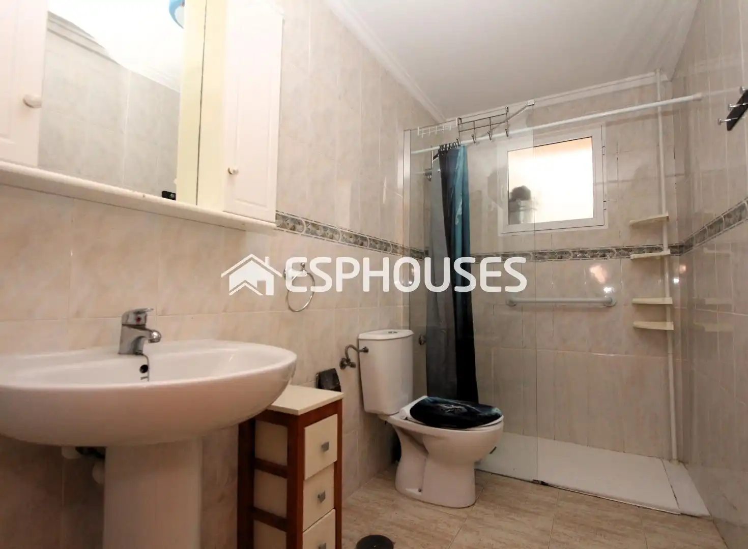 Baño de Apartamento en venta en Guardamar del Segura con Aire acondicionado, Balcón y Piscina comunitaria