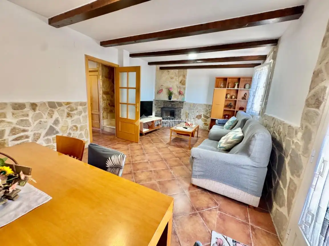 Sala de estar de Casa adosada en venta en Espinosa de Henares con Jardín privado y Trastero